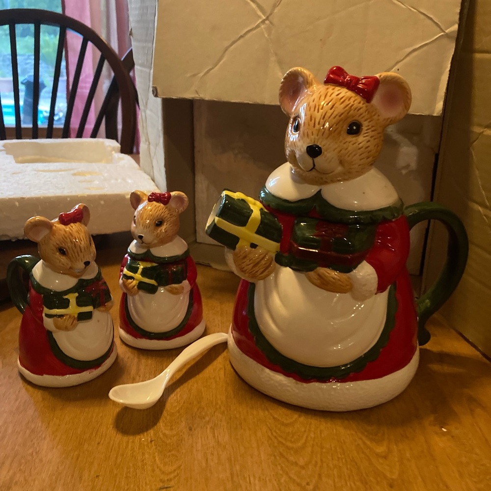 QVC network Holiday Mouse Ceramic Tea Set - Picture 13 of 14